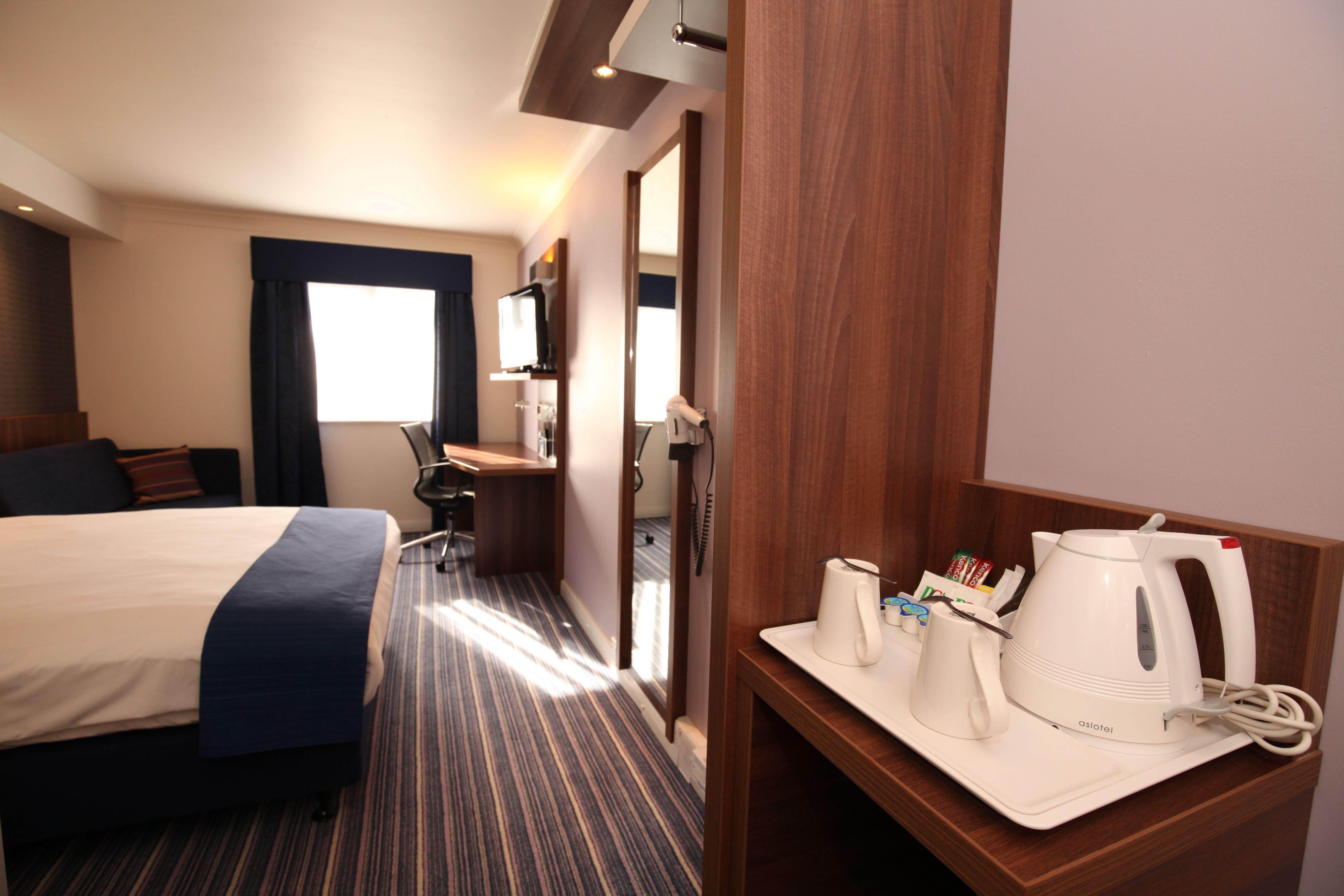 Holiday Inn Express London Gatwick Crawley, An Ihg Hotel Экстерьер фото