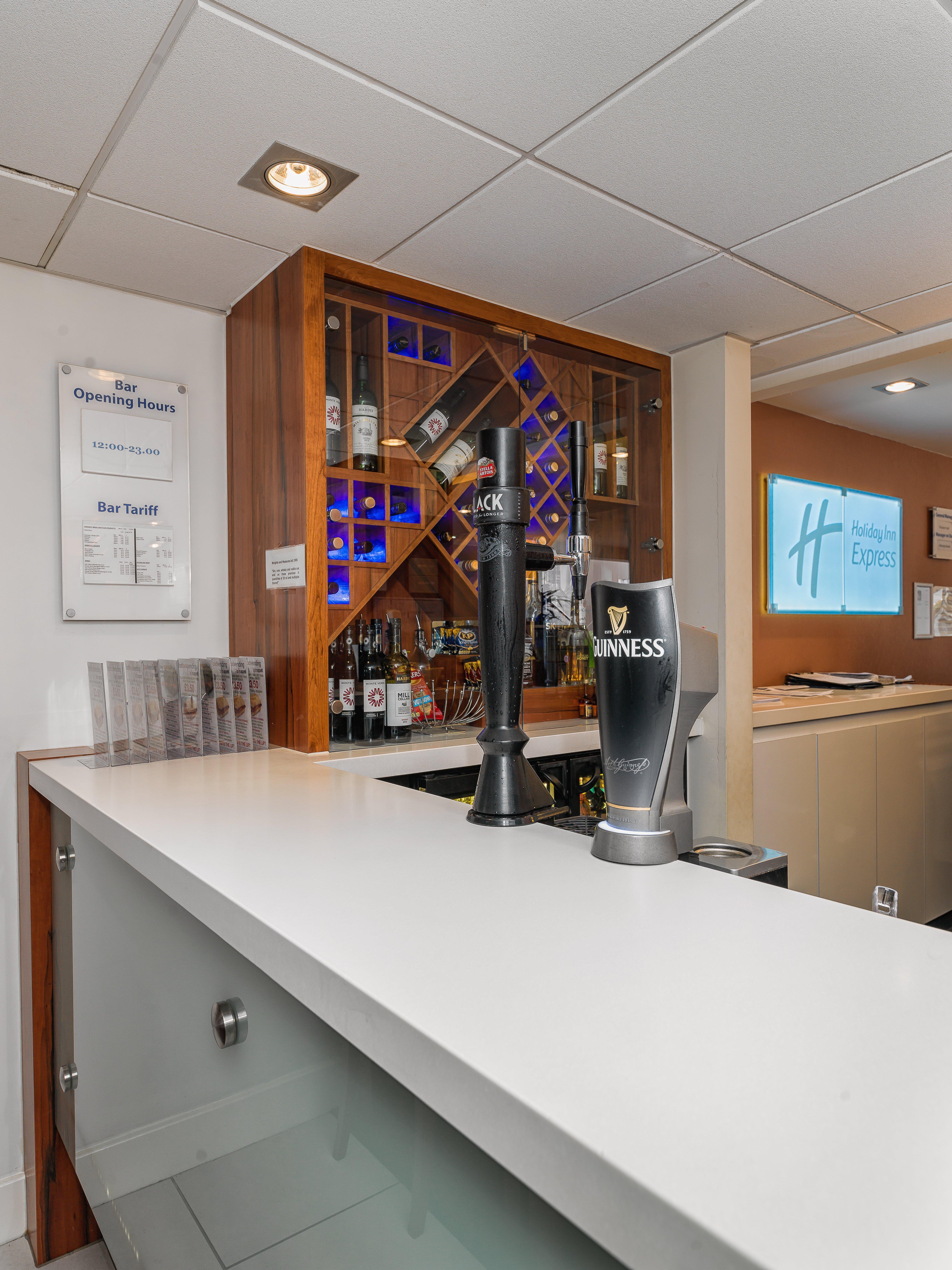 Holiday Inn Express London Gatwick Crawley, An Ihg Hotel Экстерьер фото