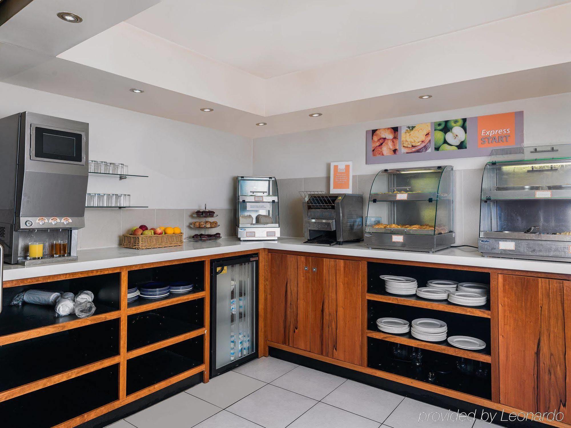 Holiday Inn Express London Gatwick Crawley, An Ihg Hotel Экстерьер фото