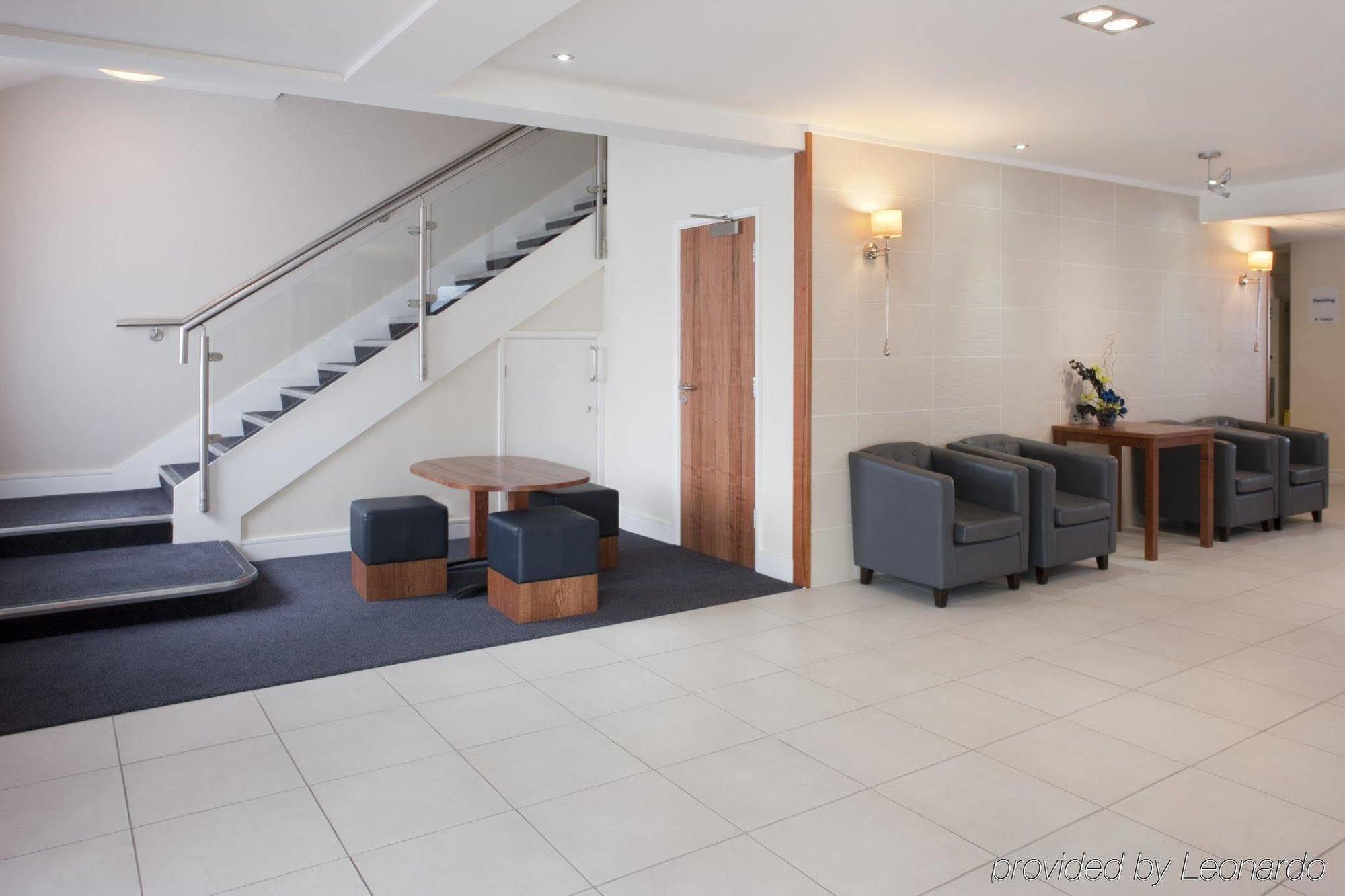 Holiday Inn Express London Gatwick Crawley, An Ihg Hotel Экстерьер фото